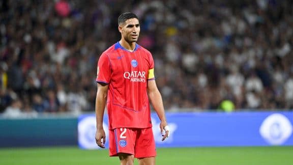 Cầu thủ Achraf Hakimi của đội tuyển Maroc trên sân cỏ, biểu tượng cho sức mạnh bóng đá Maroc.