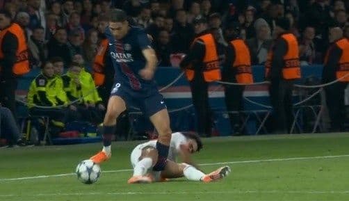 Cầu thủ Achraf Hakimi của PSG (áo xanh) và cầu thủ Bayern Munich (áo trắng) trong tình huống dẫn đến thẻ đỏ và chấn thương.