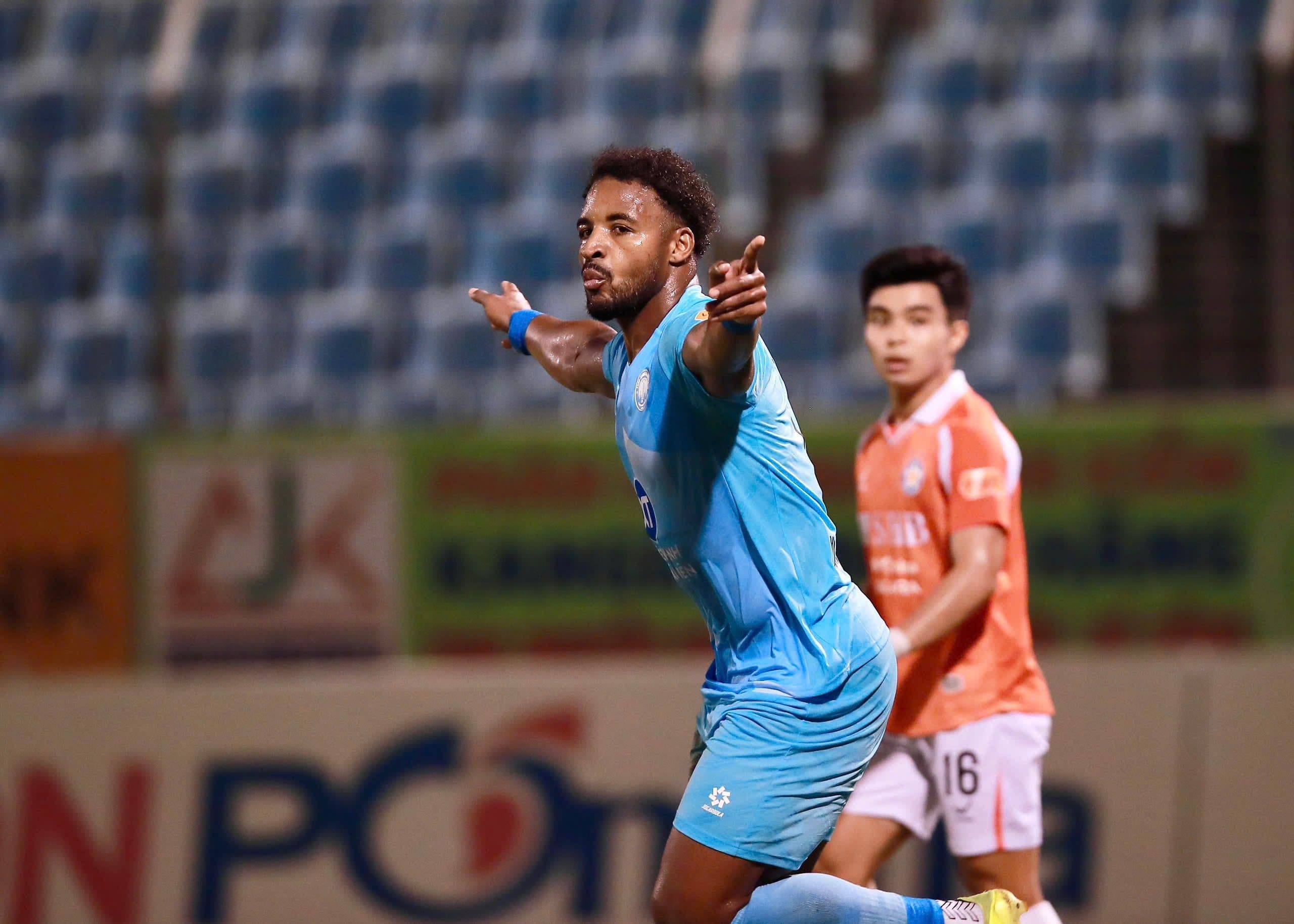 Cầu thủ Akolo của Nam Định ăn mừng bàn thắng trong trận đấu Cúp Quốc gia, thể hiện khát vọng vươn mình của bóng đá Việt.