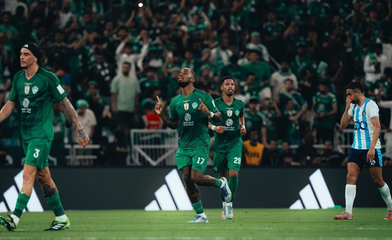 Cầu thủ Al Ahli ăn mừng bàn thắng, trong khi đối thủ Al Hazem thất vọng, thể hiện đẳng cấp vượt trội.