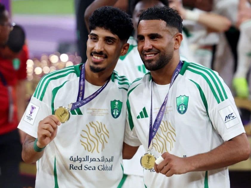 Cầu thủ Al Ahli ăn mừng chiến thắng với huy chương, thể hiện bản lĩnh nhà vô địch.