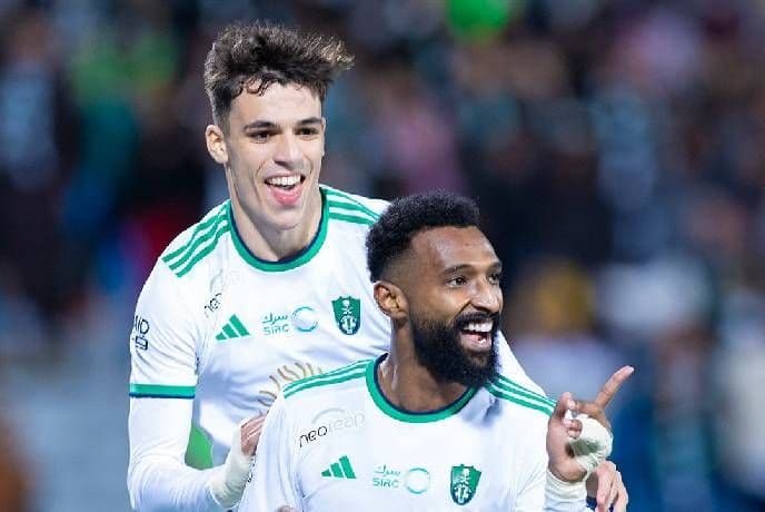 Cầu thủ Al Hazem và Al Ahli tranh bóng quyết liệt, phản ánh bối cảnh phong độ trái ngược của hai đội.
