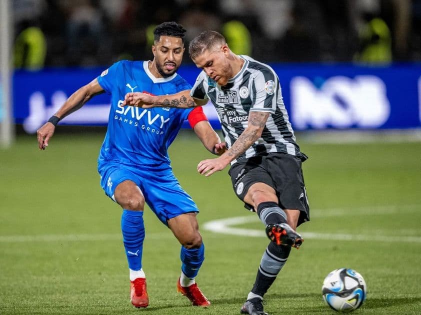 Cầu thủ Al Hilal (áo xanh) và Al Shabab (áo sọc) tranh bóng quyết liệt trong trận đấu Saudi Pro League.