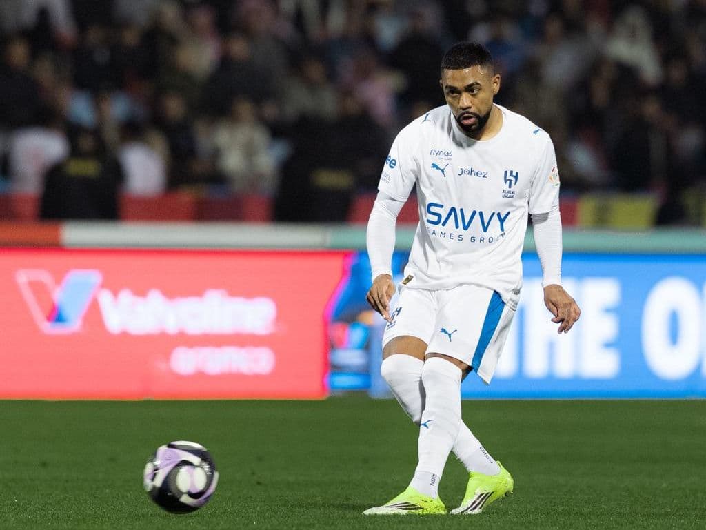 Cầu thủ Al Hilal trên sân cỏ trong trận đấu quan trọng với Shabab Al Ahli
