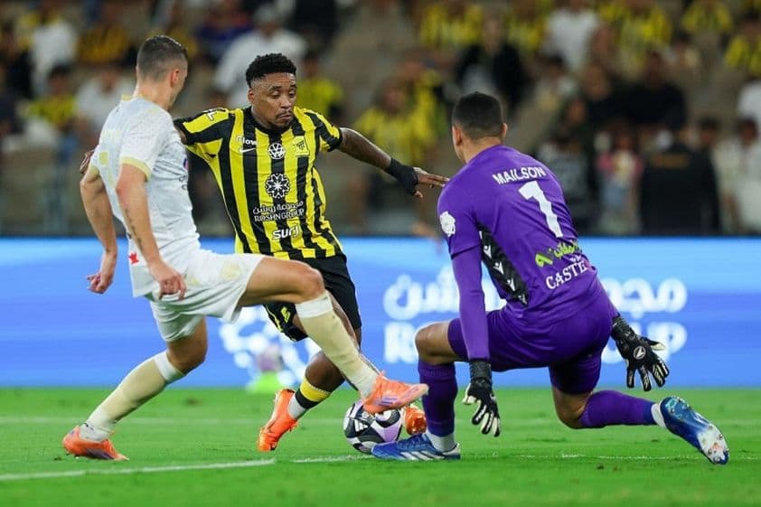 Cầu thủ Al Ittihad (áo sọc vàng đen) đối đầu Al Faisaly (áo trắng) trong trận đấu bóng đá.