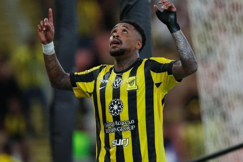 Cầu thủ Al Ittihad trên sân cỏ, thể hiện áp lực và khát vọng chiến thắng.