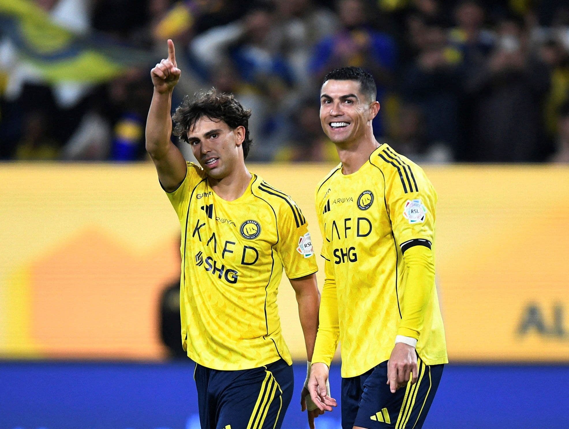 Cầu thủ Al Nassr João Félix và Cristiano Ronaldo ăn mừng bàn thắng, thể hiện quyết tâm trong cuộc đua vô địch Saudi Pro League.