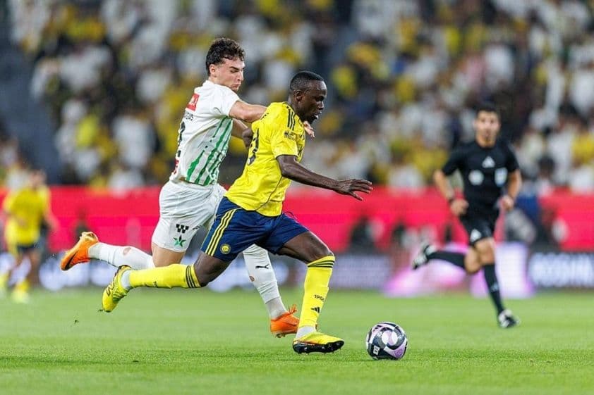 Cầu thủ Al Nassr tranh bóng quyết liệt trên sân cỏ