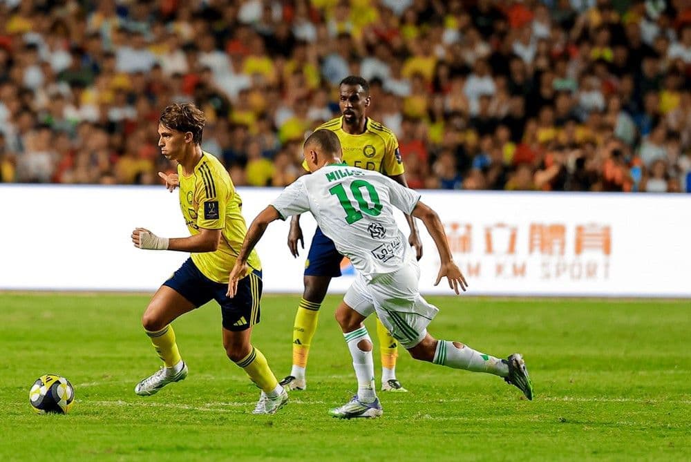 Cầu thủ Al Nassr và Al Ahli tranh bóng quyết liệt trong trận chung kết Siêu cúp Saudi.