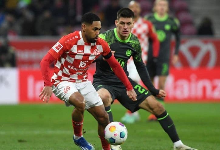 Cầu thủ Al-Riyadh nỗ lực tranh bóng, thể hiện tinh thần tân binh táo bạo và khát khao tạo bất ngờ.