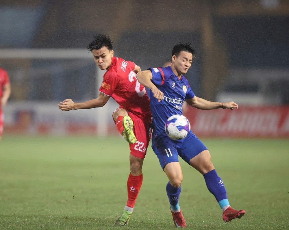 Cầu thủ Alan của CAHN ăn mừng bàn thắng mở tỷ số dưới trời mưa, thể hiện bản lĩnh vượt áp lực.