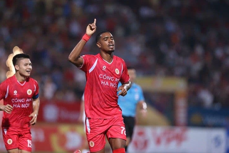 Cầu thủ Alan của Công an Hà Nội ăn mừng bàn thắng gỡ hòa 1-1.