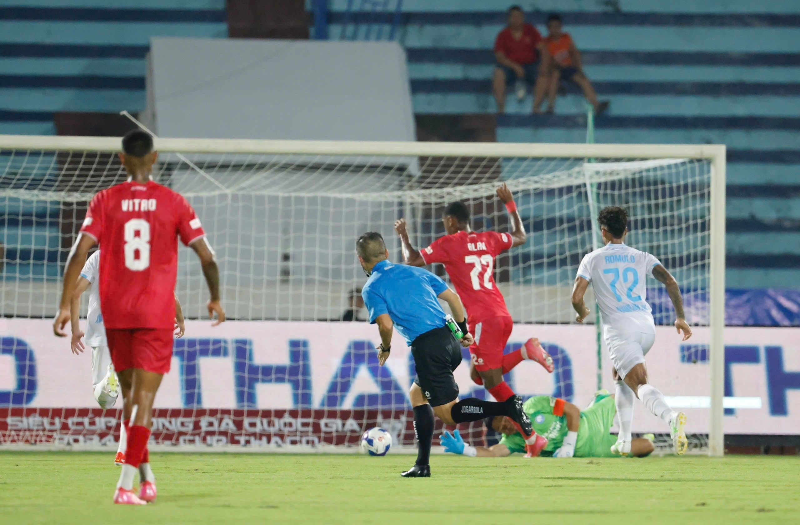 Cầu thủ Alan của Công an Hà Nội ăn mừng bàn thắng mở tỷ số trong trận Siêu Cúp Quốc gia.