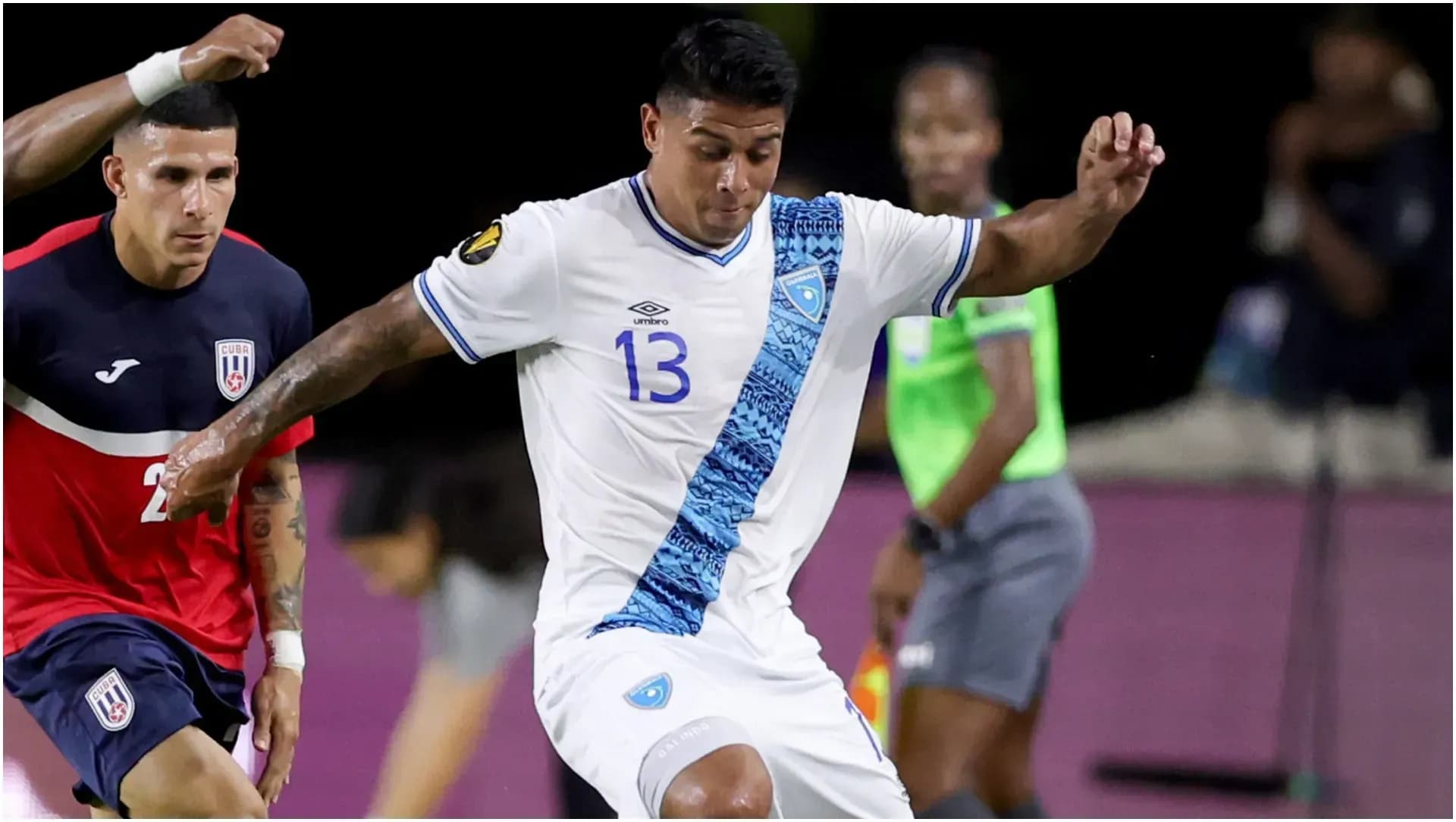 Cầu thủ Alejandro Galindo của Guatemala trong một pha bóng tấn công, thể hiện sự khởi sắc của đội tuyển.