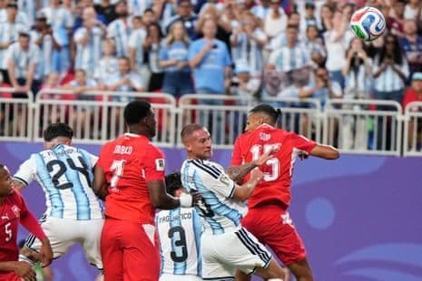 Cầu thủ Alexis Mac Allister của Argentina ghi bàn mở tỷ số bằng đầu