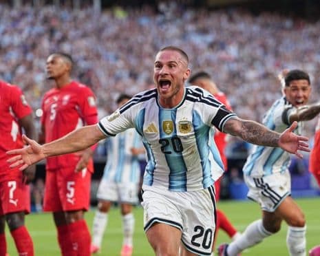 Cầu thủ Alexis Mac Allister của Argentina ăn mừng bàn thắng với niềm vui sướng
