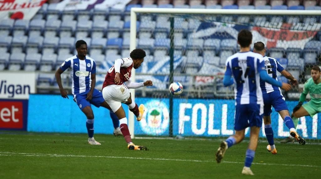 Cầu thủ đang sút bóng trong một trận đấu căng thẳng