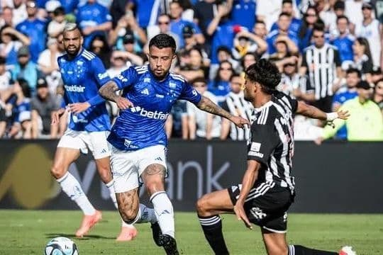 Cầu thủ đang xử lý bóng dưới áp lực từ đối phương, tượng trưng cho lợi thế sân nhà và những áp lực vô hình.