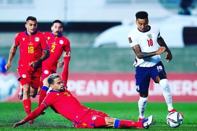 Cầu thủ Anh Jesse Lingard tranh chấp bóng với hậu vệ Marc Vales của Andorra trong một trận đấu vòng loại.