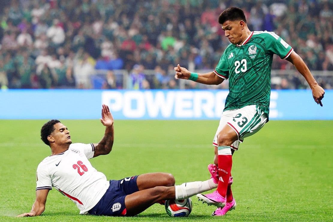Cầu thủ Anh và Mexico tranh bóng, minh họa sự đa dạng và cạnh tranh của World Cup với định dạng 48 đội mới.