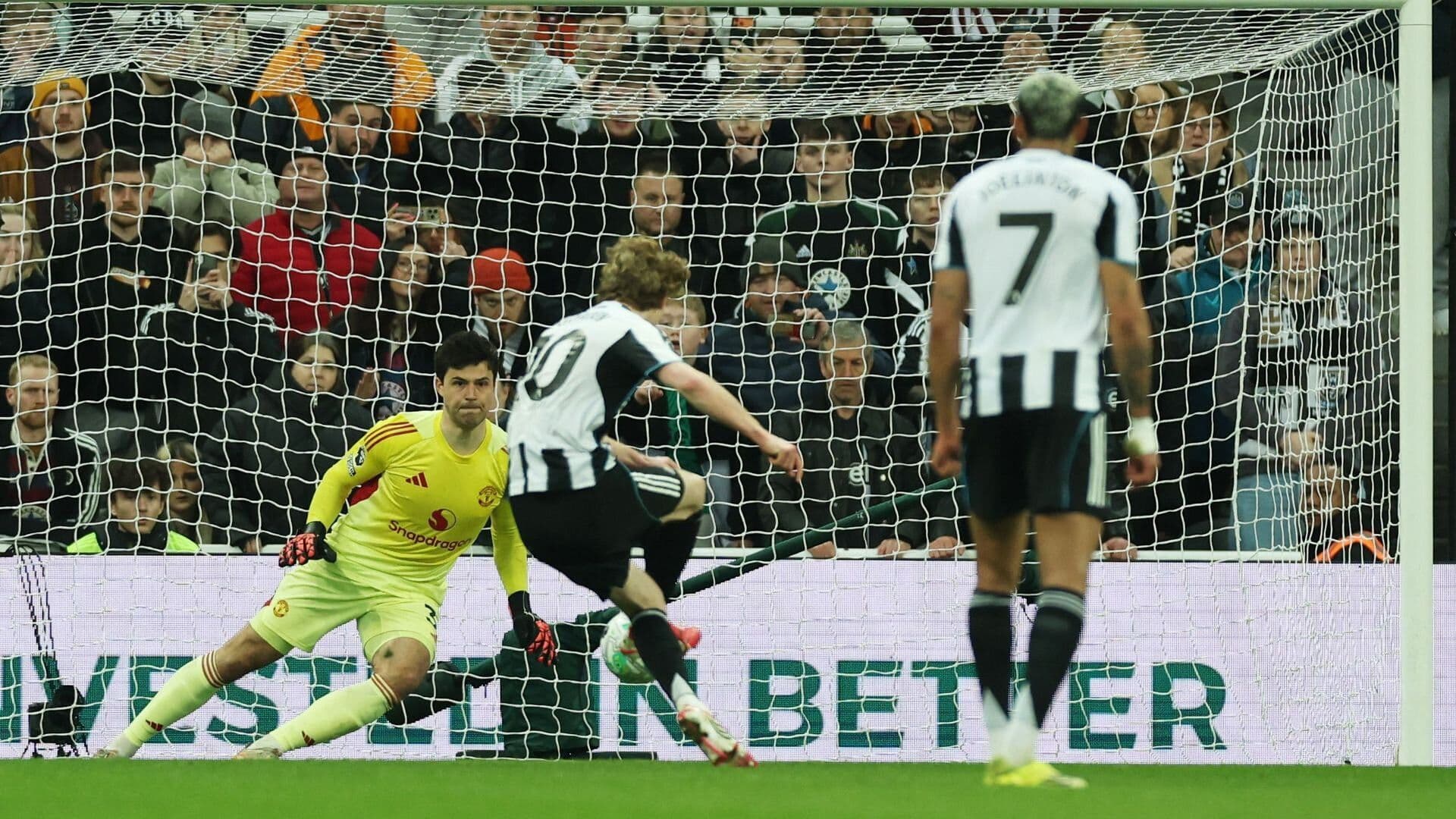 Cầu thủ Anthony Gordon của Newcastle thực hiện cú sút phạt đền, ghi bàn mở tỷ số vào lưới Manchester United.