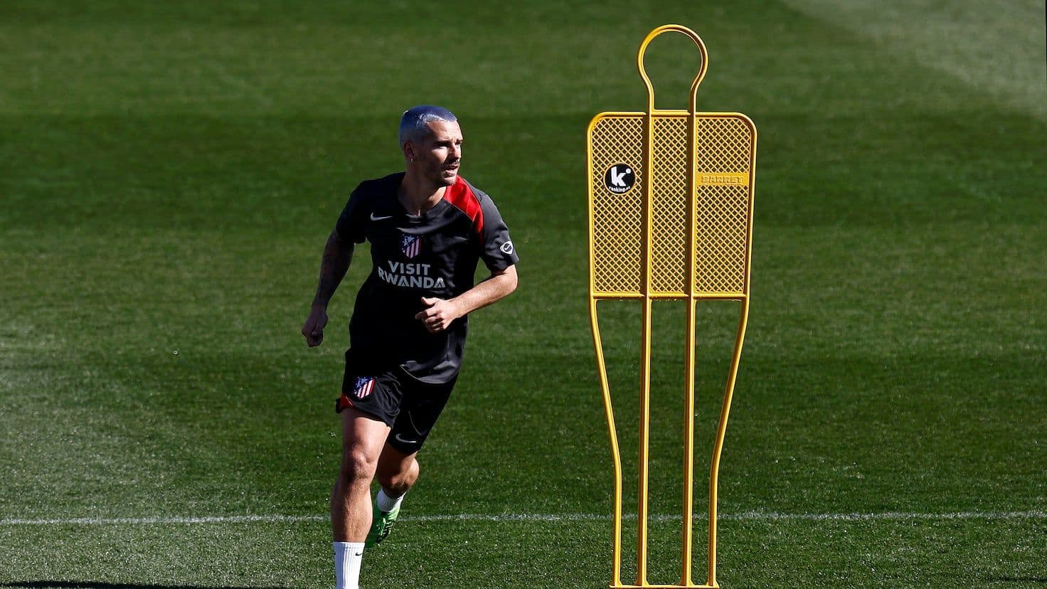 Cầu thủ Antoine Griezmann của Atletico Madrid tập luyện trên sân cỏ.