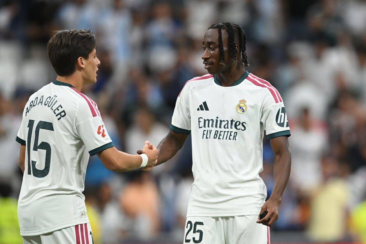 Cầu thủ Arda Güler và Yan Diomande của Real Madrid bắt tay, minh họa sự dung hòa giữa các ngôi sao và sức mạnh tập thể.