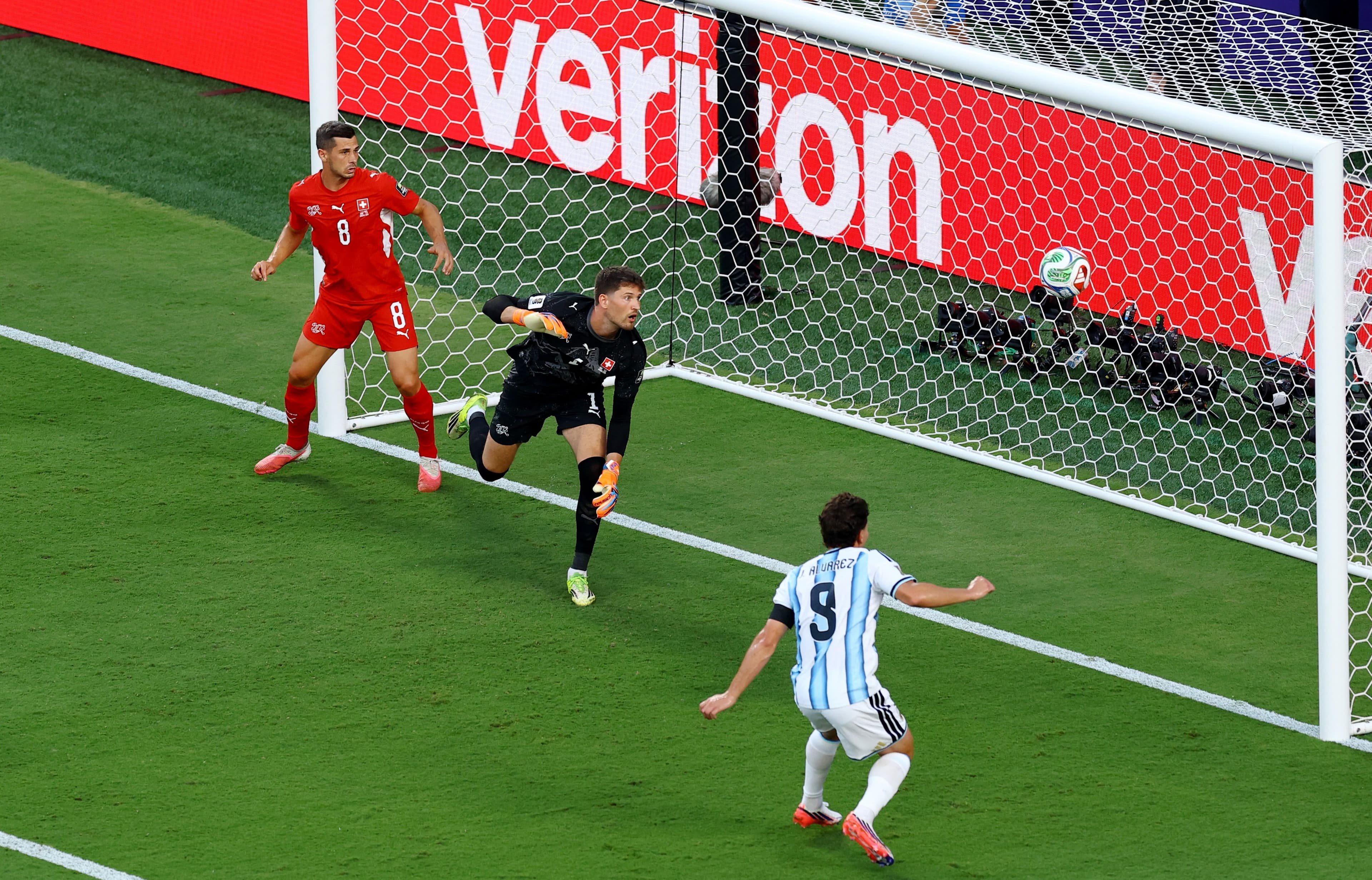 Cầu thủ Argentina ghi bàn vào lưới Thụy Sĩ trong trận đấu căng thẳng, thể hiện sự đối đầu giữa hai triết lý bóng đá.