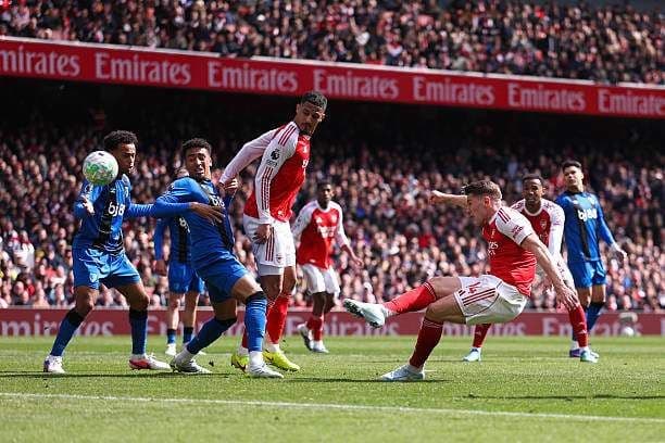 Cầu thủ Arsenal bị áp sát bởi các cầu thủ Bournemouth trong trận đấu đầy áp lực.