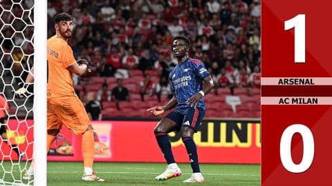 Cầu thủ Arsenal Bukayo Saka ăn mừng bàn thắng vào lưới AC Milan, với bảng tỷ số hiển thị Arsenal 1-0 AC Milan.