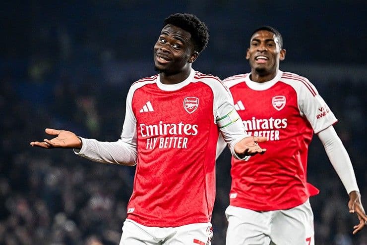 Cầu thủ Arsenal Bukayo Saka với biểu cảm bất ngờ, thể hiện sự kịch tính và khó lường của Ngoại Hạng Anh.