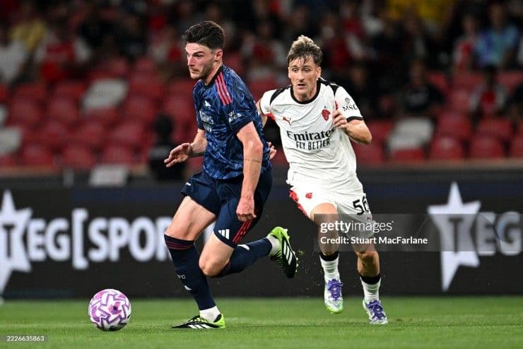 Cầu thủ Arsenal Declan Rice nỗ lực tấn công trước sự truy cản của cầu thủ AC Milan.