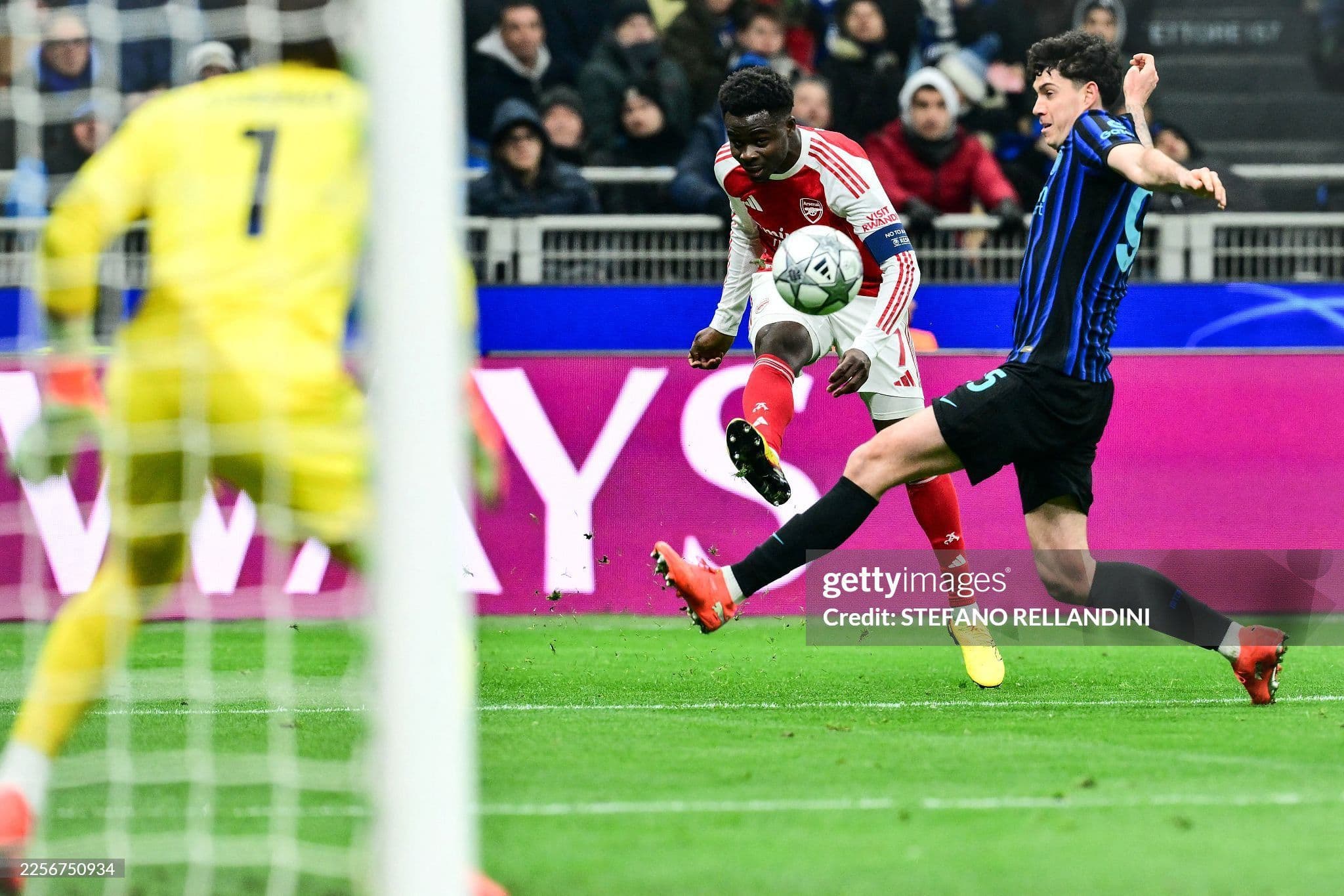 Cầu thủ Arsenal dứt điểm trong trận đấu với Inter Milan tại Champions League, thể hiện phong độ ấn tượng của Pháo thủ.