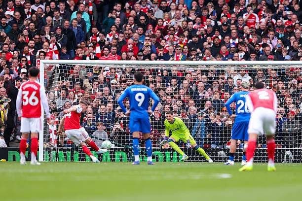 Cầu thủ Arsenal dứt điểm trong vòng cấm, thể hiện nỗ lực tấn công nhưng không thành công.