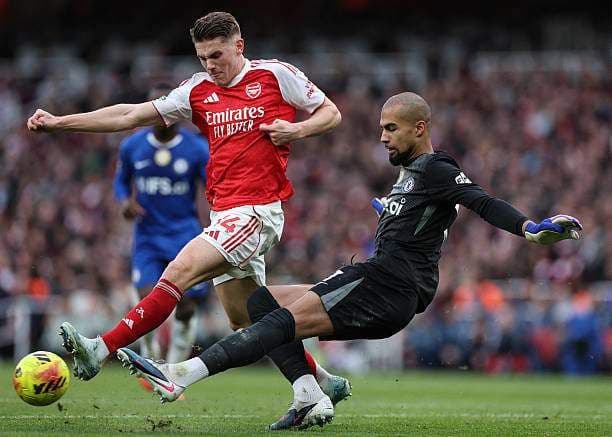 Cầu thủ Arsenal dứt điểm về phía khung thành Chelsea trong một pha tấn công đầy áp lực