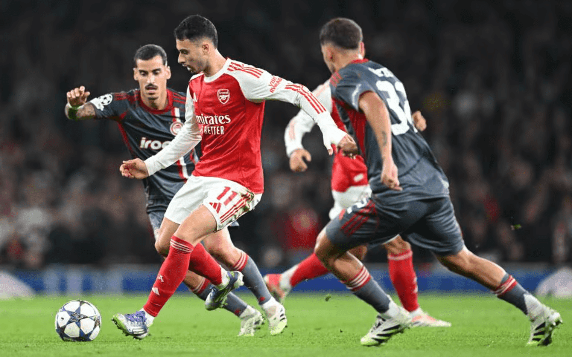 Cầu thủ Arsenal Gabriel Martinelli rê bóng trong một trận đấu căng thẳng.