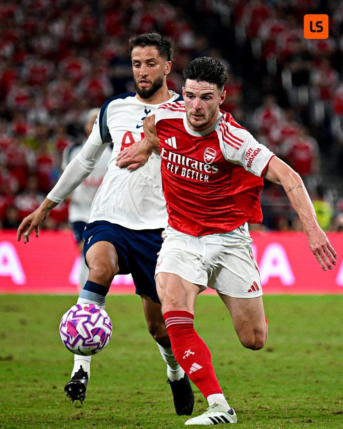 Cầu thủ Arsenal Gabriel Martinelli thất vọng trong khung thành, thể hiện sự bất lực của đối thủ trước Tottenham.