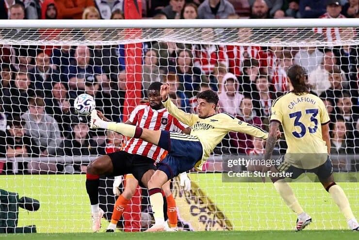 Cầu thủ Arsenal nỗ lực phòng ngự trước khung thành, thể hiện quyết tâm vượt qua khó khăn.