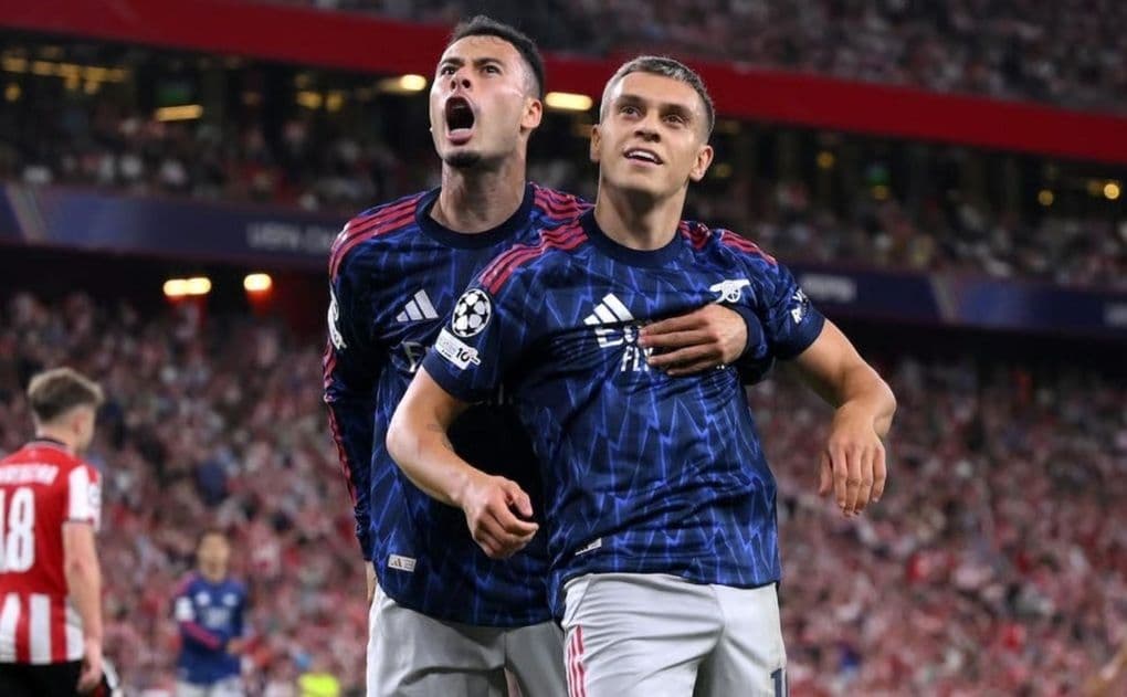 Cầu thủ Arsenal ăn mừng bàn thắng tại Champions League, thể hiện tinh thần chiến thắng và chiều sâu đội hình.