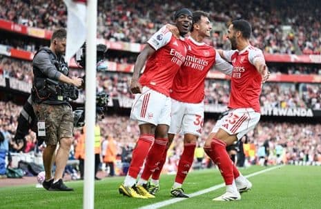 Cầu thủ Arsenal ăn mừng bàn thắng tại Emirates.