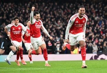 Cầu thủ Arsenal ăn mừng bàn thắng trong trận đấu, thể hiện tinh thần chiến thắng