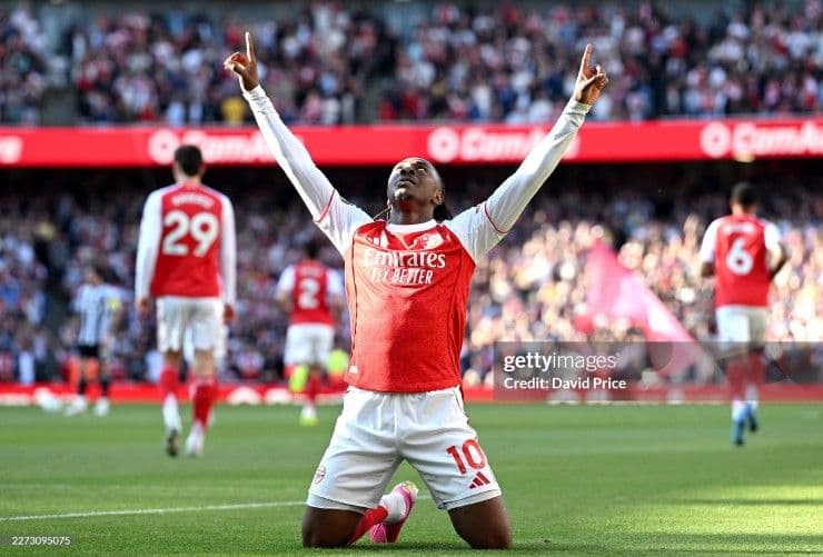 Cầu thủ Arsenal ăn mừng bàn thắng trong trận đấu với Newcastle
