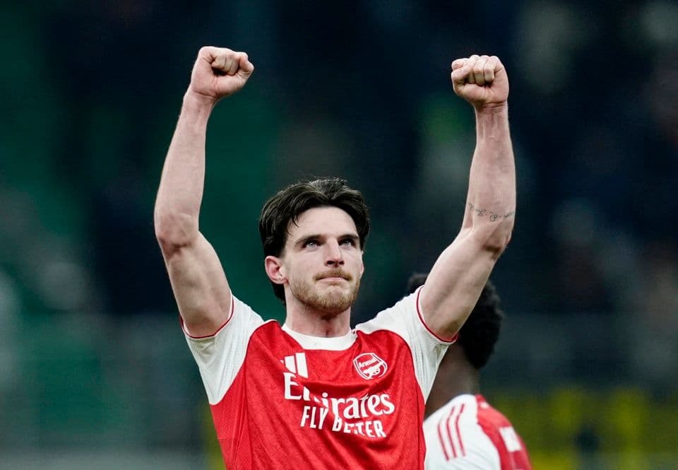 Cầu thủ Arsenal ăn mừng chiến thắng, biểu tượng cho sự thống trị của Premier League tại Champions League