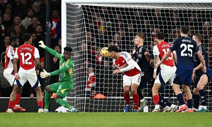 Cầu thủ Arsenal đánh đầu ghi bàn từ quả phạt góc, minh họa tình huống cố định bị siết chặt luật mới.
