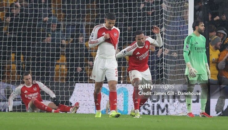 Cầu thủ Arsenal thất vọng sau trận hòa Wolves, thể hiện nỗi sợ hãi vô hình khi đánh mất lợi thế.