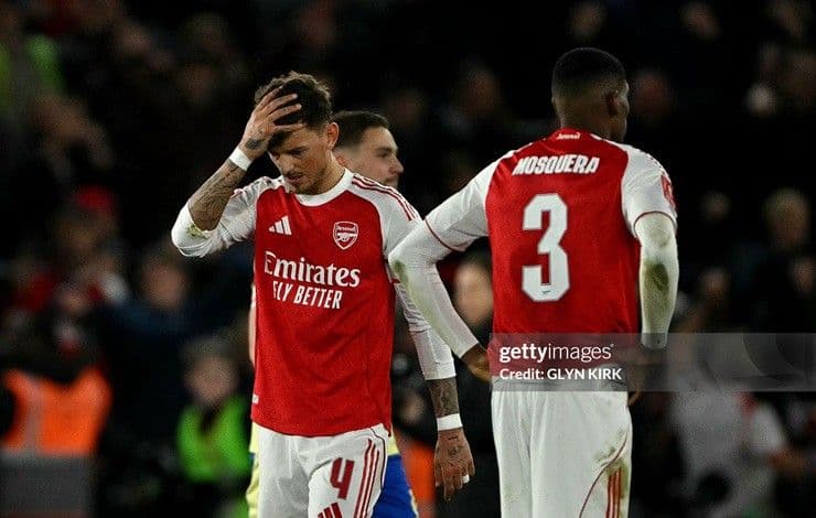 Cầu thủ Arsenal thất vọng sau trận thua Southampton ở FA Cup.