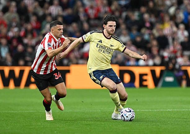 Cầu thủ Arsenal tranh bóng quyết liệt, đối mặt với thử thách trên sân Ánh Sáng.
