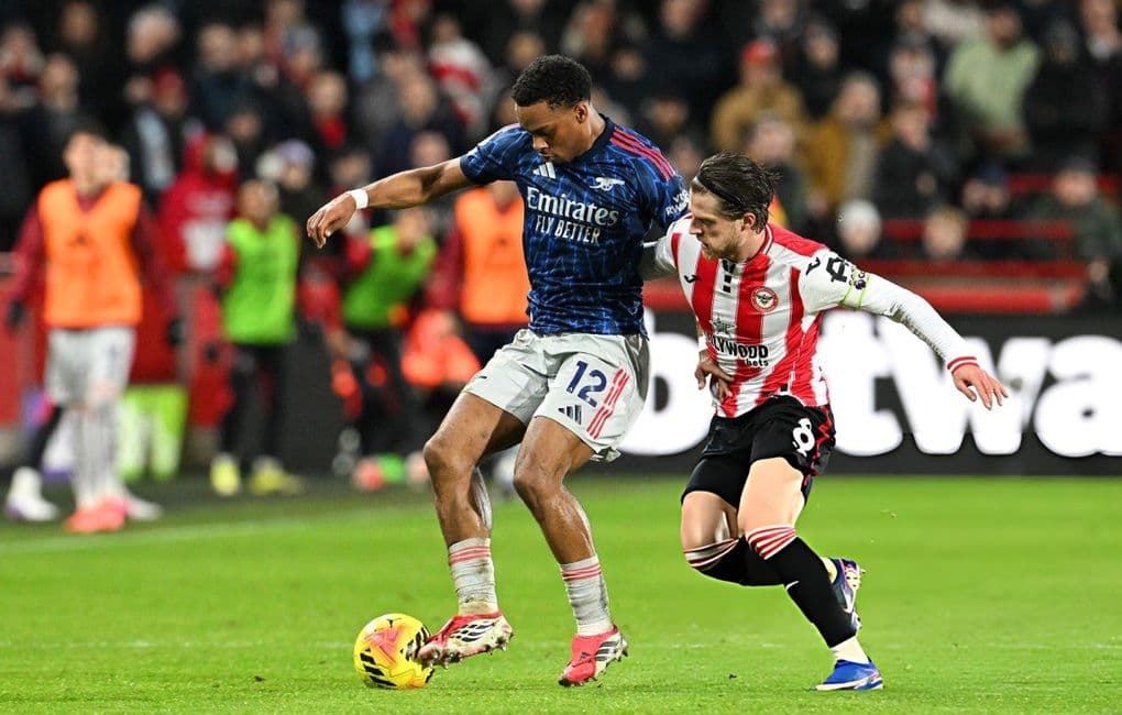 Cầu thủ Arsenal tranh bóng quyết liệt với đối thủ Brentford trong trận hòa 1-1 đầy căng thẳng.