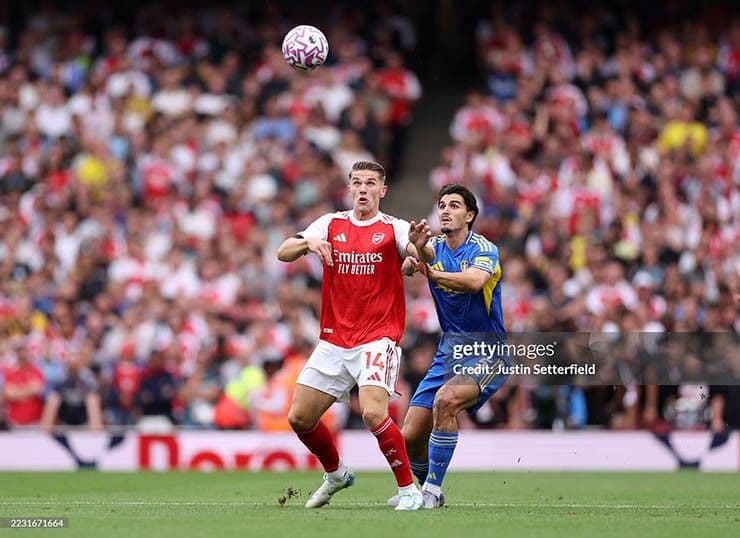 Cầu thủ Arsenal tranh bóng với đối thủ trong trận đấu gặp Leeds United.