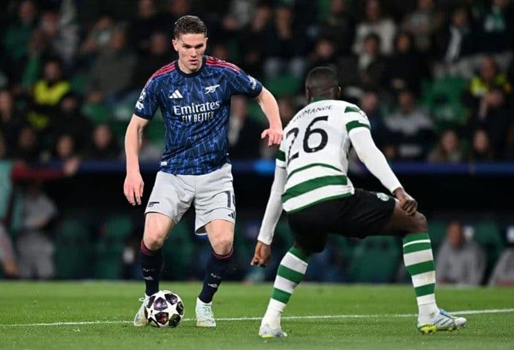 Cầu thủ Arsenal tranh chấp bóng với đối thủ Sporting Lisbon, minh họa cho lối chơi ưu tiên kết quả.